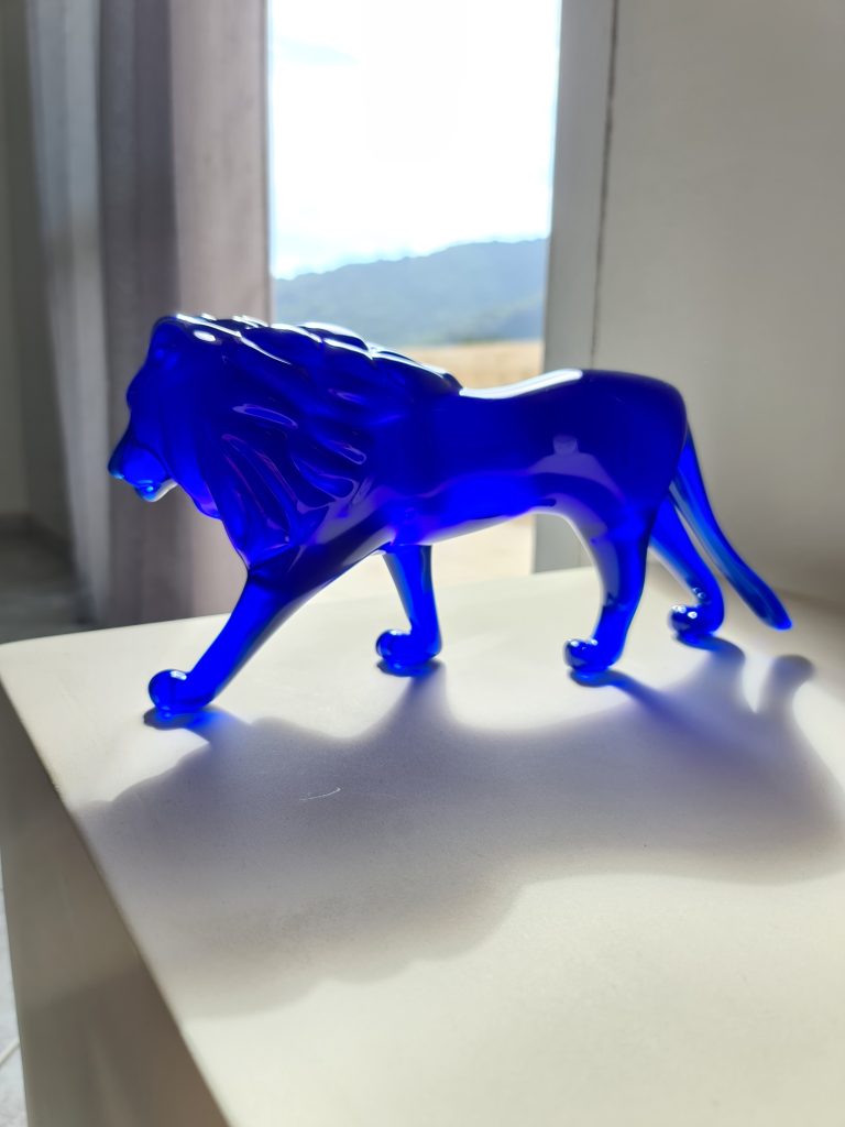 Cristal lion – blue – 30 cm